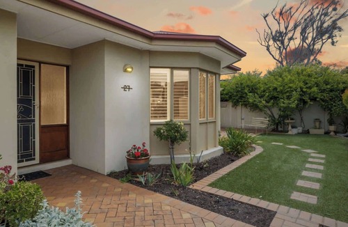 Torquay House | Incredible location - Steps to Torquay’s Cafés & Beaches Pet Friendly