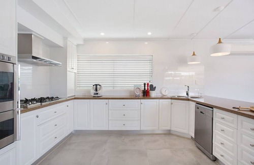 Broadbeach Waters House | INCREDIBLE VALUE - Perfect for large families
