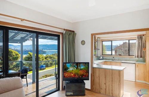 Narooma House | Inlet Views at 20 The Loop