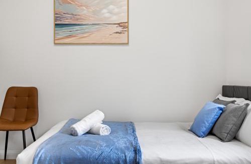 Matraville House | Inviting Double Room with Ensuite Bath Sunlit Comfort at Matraville - Shared Kitchen