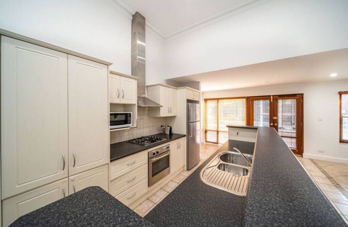 Adelaide Central Business District Cottage | Irma`s Place—A Historic Garden Cottage