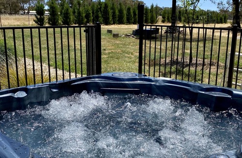 Maldon House | Ironbark Maldon, with outdoor spa and forest views