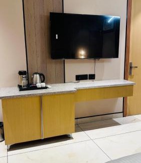 Jangpura Hotel | J Residency Near Nizamuddin Railway Station