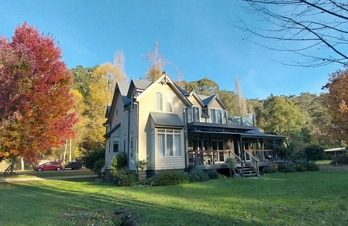 Jamieson House | JAMIESON RIVERFRONT PROPERTY WITH FANTASIC OUTDOOR ENTERTAINMENT AREA