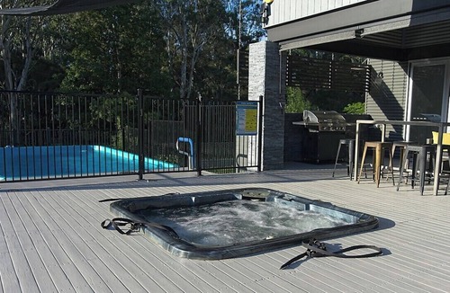 Ellalong House | Jasmine Escape |Architect-Designed Bush Retreat, Pool, Sunken Spa & Fire Pit