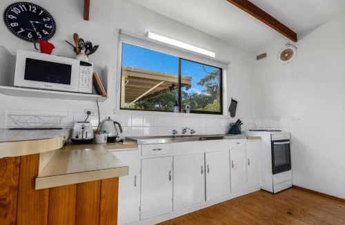 Nungurner House | Jetty View - Lorikeet Cabin