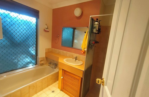 Heathridge House | Joondalup Villa with five bedrooms and two bathrooms, can accommodate 10 people