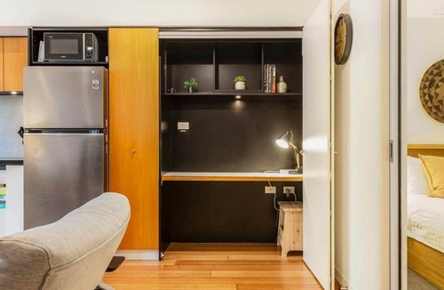 Chinatown Apartment | Juliet | Laneway Gem · Theatre Precinct · Free Parking, Parking option
