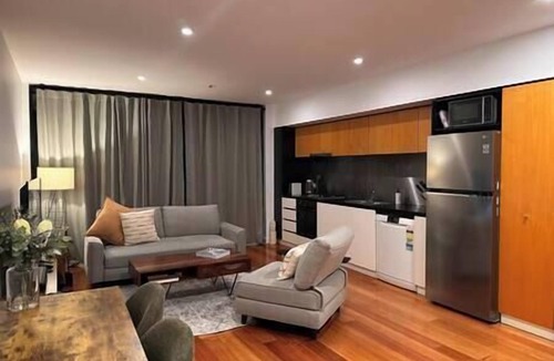Chinatown Apartment | Juliet | Laneway Gem · Theatre Precinct · Free Parking, Parking option