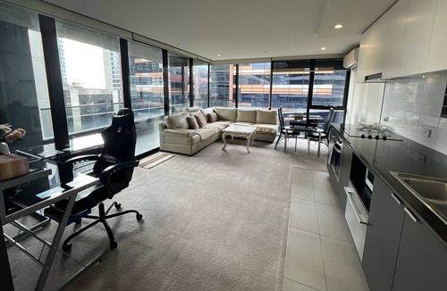 Docklands Apartment | Just moments from Yarra River waterfront and Marvel Stadium!