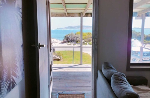 Ward House | Kamaira Beach View Shack. Family and Pet friendly located on the Esplanade.