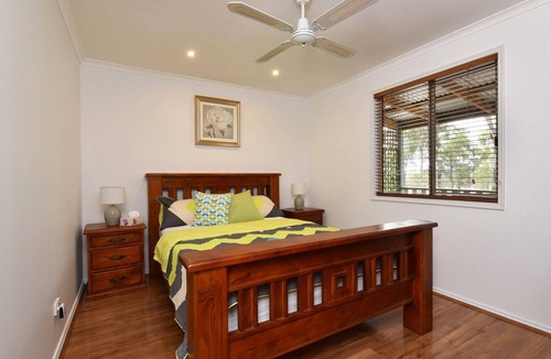 Ellalong Cottage | Kangaroo Cottage - cute Accom in bushland setting