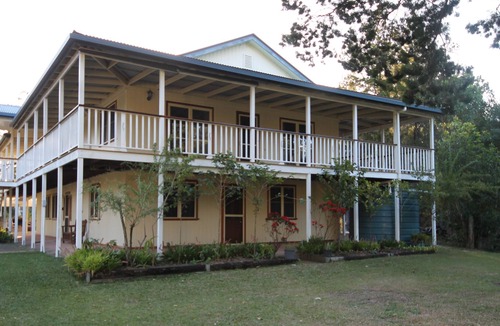 Brisbane Waterfront House | Kiarabilli - 2 storey house great for two families