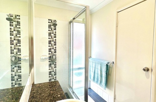 Queens Park House | King Bed with Private Ensuite. Close to Airport
