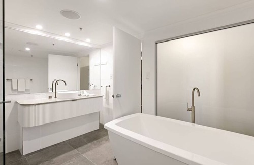 Spring Hill Hotel | King Sized Suite @ Higher Floors Beautiful View CBD Brisbane