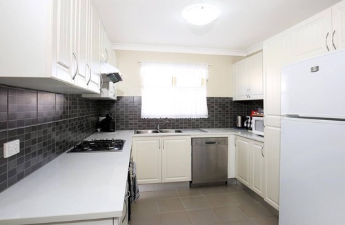 Sanctuary Point House | Kingfisher - Pet-Friendly - 10 Min Walk to Beach