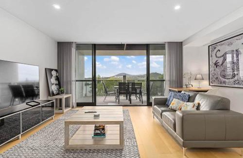 Kingston Apartment | Kingston Lakefront Modern 2bed 2Bath w Parking