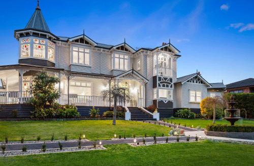 Frankston South House | Kirinaran Manor Pool & Bar Room