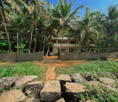 Kannur House | Kizhunna rock beach house