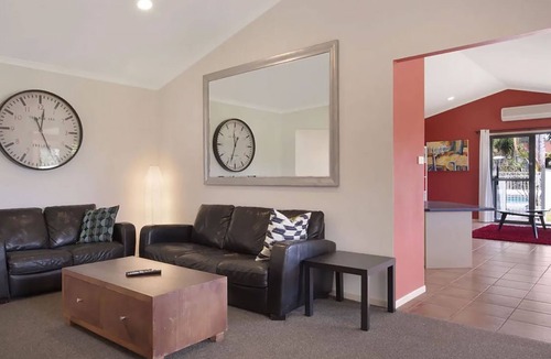 Ulladulla House | Kokomo on Village - with a pool & large yard.