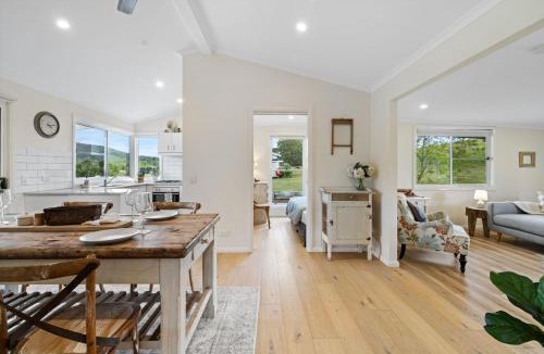 Homeleigh House | Kyogle Farmstay - Charming Country Cottage