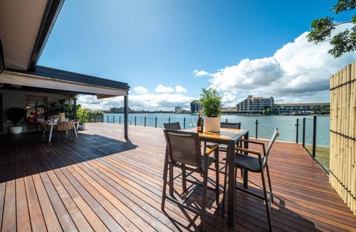 Tennyson House | La Brisa - Waterfront Retreat between Lake & Coast