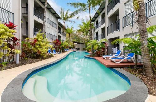 Trinity Beach Hotel | Lagoon Lookout - Poolside Studio near Trinity Beach