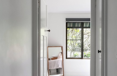 Wooloweyah House | Lake front home bordering Yuraygir Coastal Walk and Angourie Surfing Reserve