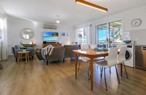 Budgewoi House | Lake Front Home Relax Unwind