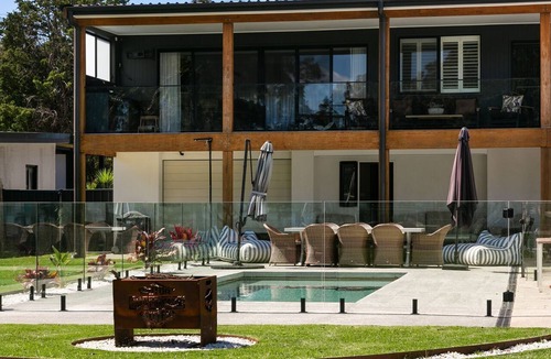 Primbee House | Lake Front Stay - Tranquil Lakefront Living