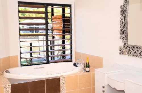 Trinity Beach House | Lake House, stroll to beach & cafes- Pets Welcome