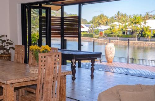 Trinity Beach House | Lake House, stroll to beach & cafes- Pets Welcome