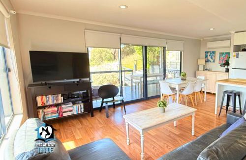 Encounter Bay House | Lake & Reserve Front Bird Haven - 3BR