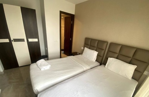Hiranandani Gardens House | Lake view apartment