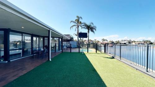 Patterson Lakes House | Lakefront 6B4B House by GoodLive