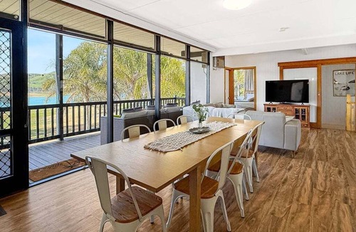 Bonnie Doon House | Lakefront Palms - Lakefront living, pet friendly home
