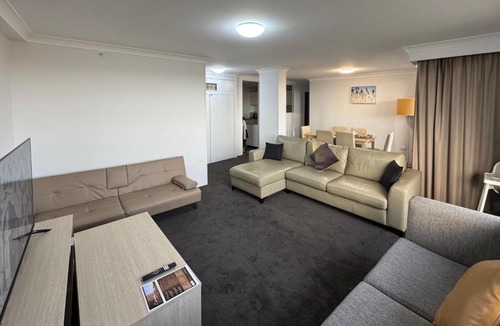 City West Apartment | Lakefront Panorama – Classic
