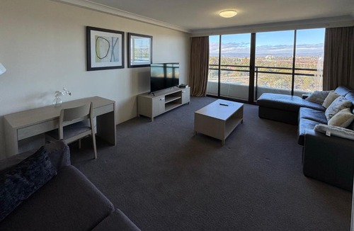 City West Apartment | Lakefront Panorama – Sky Collection Suite