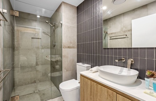 Birtinya House | Lakeside 2-Bed with Private Patio & Secure Parking