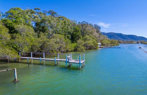 Dunbogan House | Lakeside Bliss