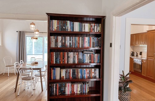 Mount Gambier House | Lakeside Cottage.5 minute walk to The Blue Lake