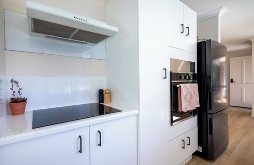 Varsity Lakes House | Lakeside Escape | Waterfront Stay near Burleigh