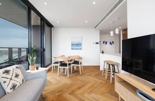 Melbourne Apartment | Lakeside Five star Comfort w Uninterrupted Views
