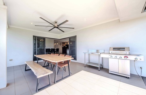 Dubbo House | Lakeside Haven - Homely Charm, Close to Dubbo Zoo