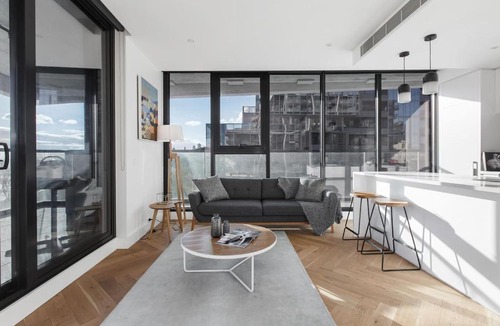 Melbourne Apartment | Lakeside Lookout - Modern Living with Majestic Views