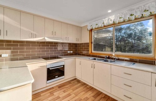 Yass House | Lakeside Luxurious, fully furnished 3-bedroom home