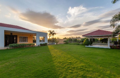Khodala Villa | Lakeside Summers by StayVista - Mountain and Waterfalls view, Terrace, Pool & Snooker table for a perfect getaway