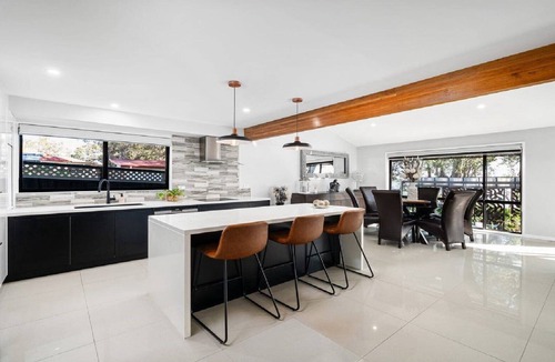Buff Point House | LAKESIDE SUNSET RETREAT
