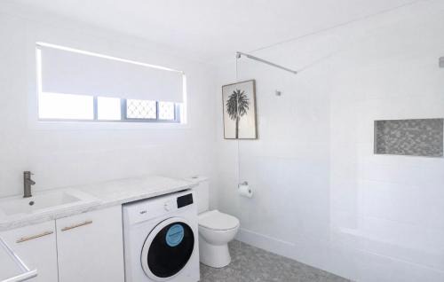 Urangan Apartment | Lakeside Views