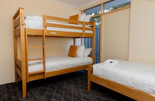 Oak Flats Hotel | Lakeview Hotel Motel